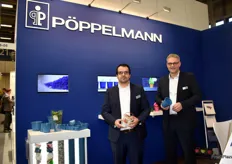 Gerhard Brock und Anno Zerhusen der Firma Pöppelmann. Unter dem Namen Famac wird die Firma demnächst recyclingfähige Eimer für Snackgemüse auf dem Markt bringen.
